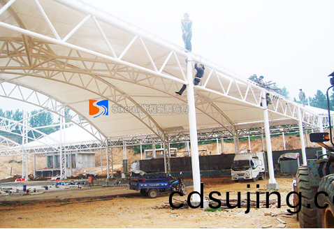 膜(mo)結構停(ting)車(che)棚建造(zao)應註意(yi)哪(na)些(xie)問(wen)題